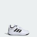 Witte Adidas sneaker met klittenbandsluiting, zwarte strepen en een zwarte zool.