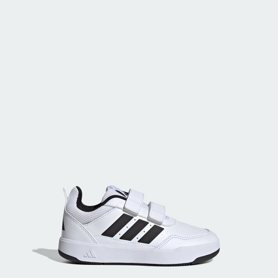 Witte Adidas sneaker met klittenbandsluiting, zwarte strepen en een zwarte zool.