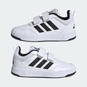 Twee witte Adidas sneakers met klittenbandsluiting, zwarte strepen en zwarte zolen.