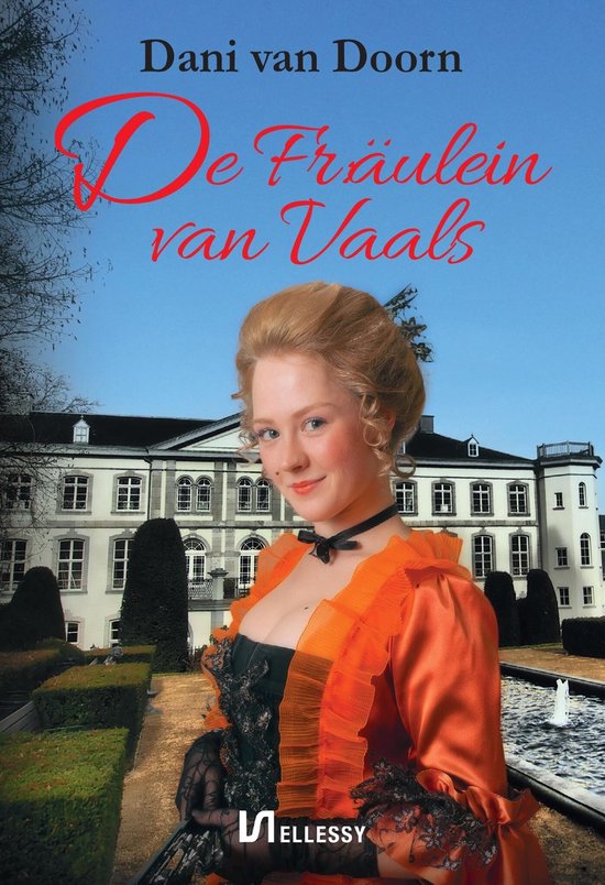 Een jonge vrouw met blond haar in een oranje jurk met ruches, voor een landhuis.
