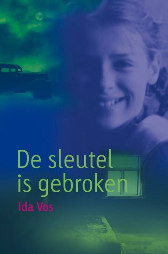 Boekomslag met daarop een meisje dat glimlacht, een auto en de tekst "De sleutel is gebroken".