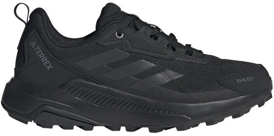 Zwarte Adidas Terrex wandelschoen met 'TERREX' en 'RAIN.RDY' logo's, vetersluiting en Adidas strepen.