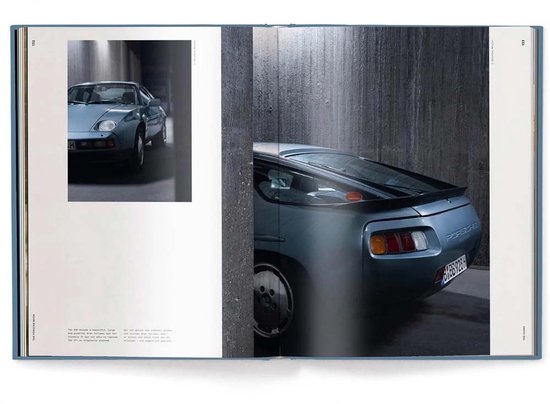 Lichtblauwe Porsche 928 in een betonnen hal.