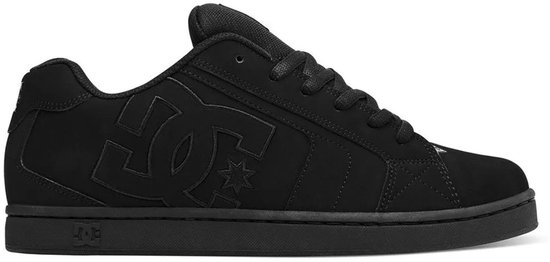 Zwarte DC Shoes sneaker met groot logo op de zijkant, gezien vanaf de zijkant.