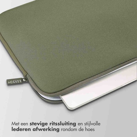 Close-up van de groene laptoptas met een stevige ritssluiting en leren afwerking, en een laptop die wordt ingestoken.