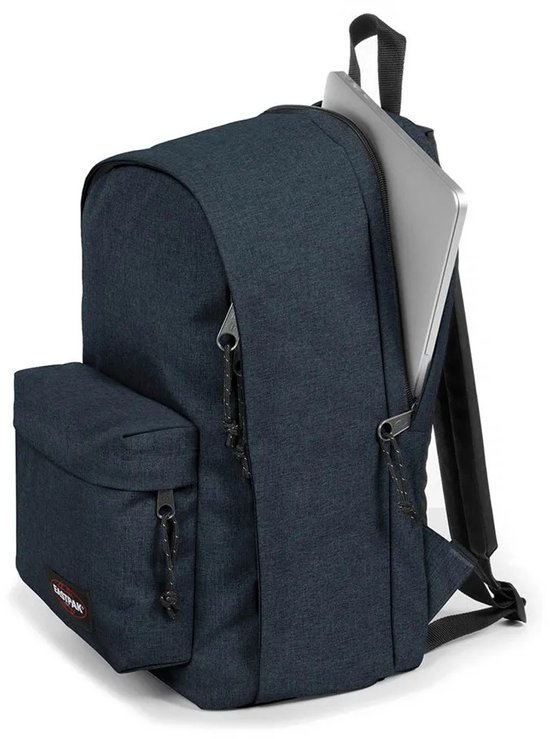 Donkerblauwe Eastpak rugzak met laptop.