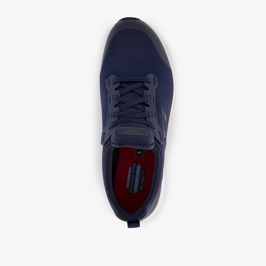 Bovenaanzicht van een donkerblauwe instapper met rode binnenzool met "SKECHERS WORK RELAXED FIT MEMORY FOAM" opschrift.