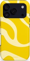 iPhone hoesje met een gele en lichtgele, golvende print. De achterkant van het hoesje met de cameralens is zichtbaar.
