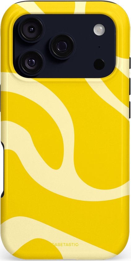 iPhone hoesje met een gele en lichtgele, golvende print. De achterkant van het hoesje met de cameralens is zichtbaar.