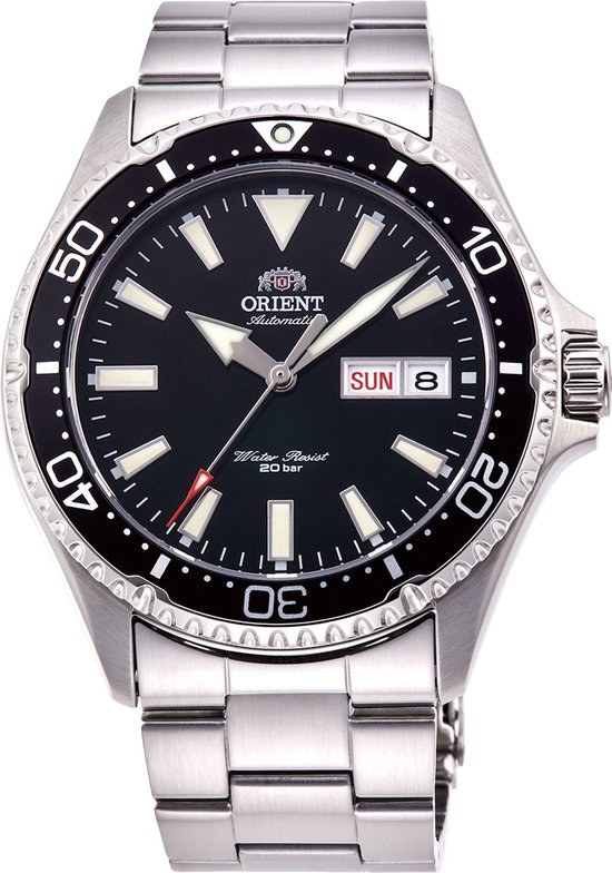 Orient duikhorloge met zwarte wijzerplaat, zilverkleurige lunette en metalen band. Datumvenster zichtbaar.