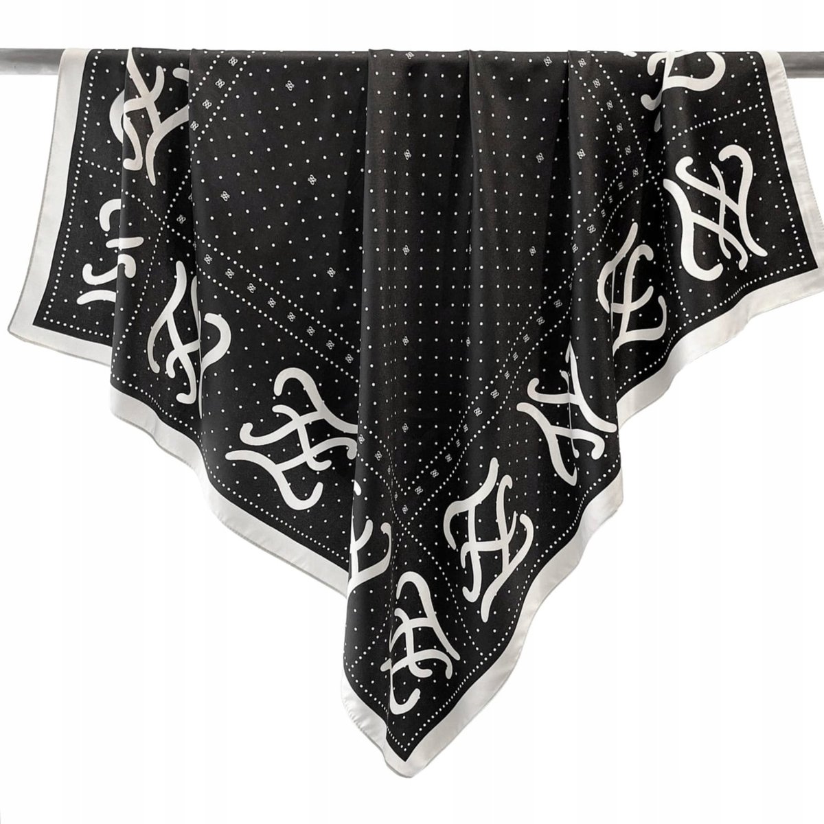 Zwarte zijden sjaal met crème monogram 90x90 - Elegant en stijlvol