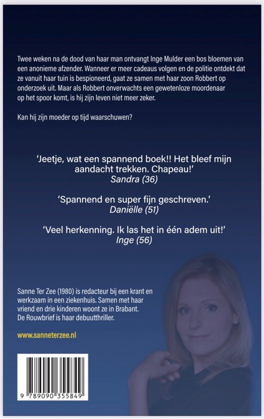 Achterkant van een boek met de titel 'De Rouwbrief'. Tekst bevat een samenvatting, recensies en informatie over de auteur. Een foto van de auteur, Sanne Ter Zee, staat rechtsonder.