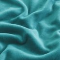 Gladde, turquoise fluwelen stof met plooien.