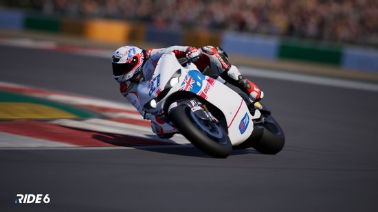 Motorcoureur in wit-rood pak op een witte motor met Britse vlag.