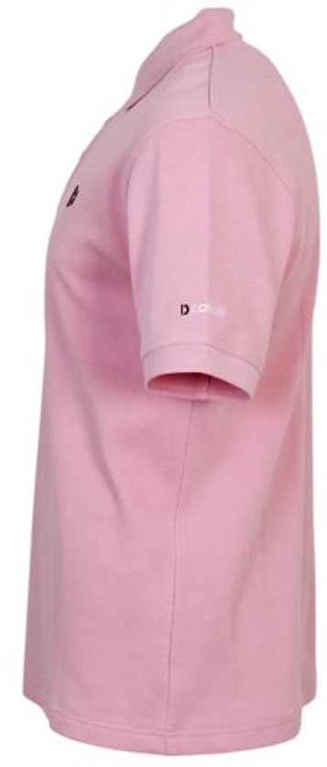 Roze poloshirt met korte mouwen, knoopjes en een zwart logo op de borst.