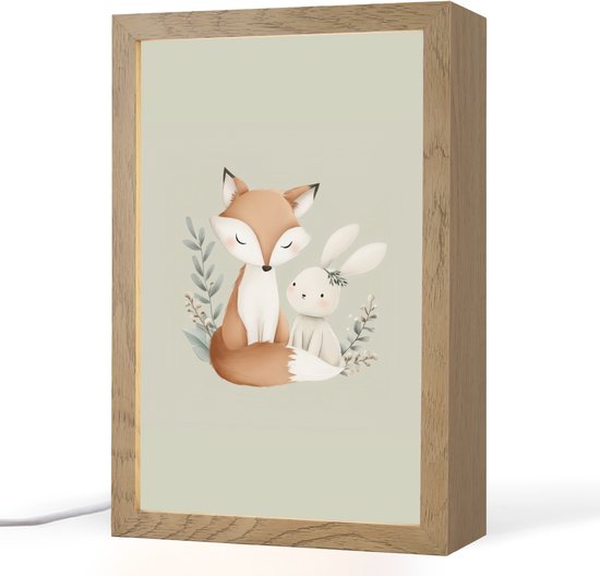 Houten nachtlamp met illustratie van een schattige vos en een konijn omringd door bladeren.