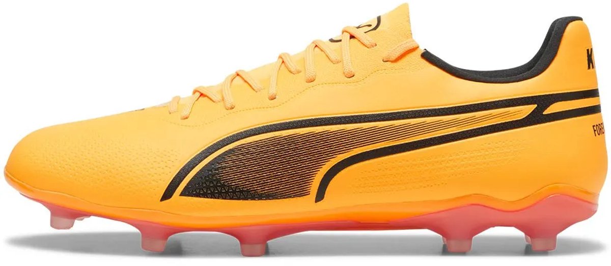 Puma King Pro FG/AG voetbalschoenen in fel oranje met zwarte details, ontworpen voor comfort en controle. EU maat 44.