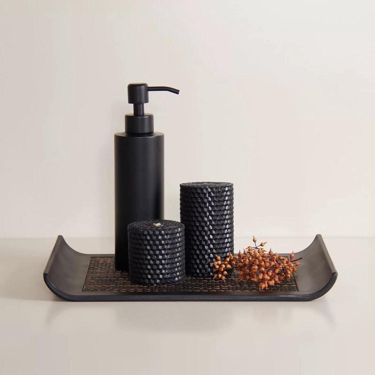Allecta - Roestvrij staal zeepdispenser voor Badkamer, Keuken, Hotel - Matte Zwarte 200ml Navulbare Ronde Fles - Handmatige Druk Vloeibare Dispenser - Countertop Lotion Fles met elegante uitstraling