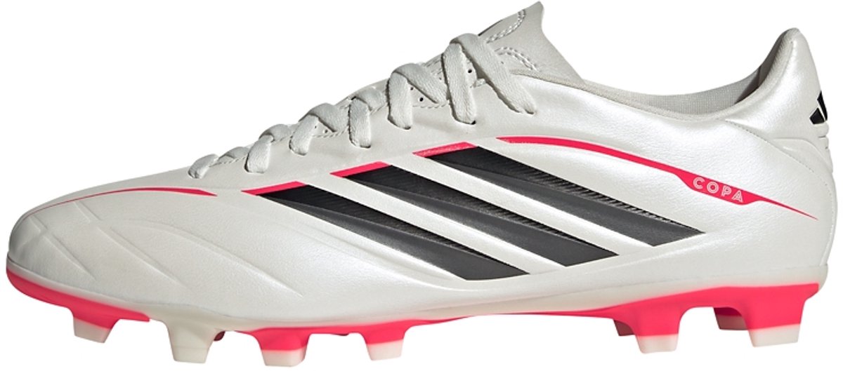 Witte adidas COPA Pure IV Club voetbalschoenen met zwarte en roze accenten, ontworpen voor firm ground en multi ground.
