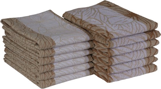 Deux piles de torchons beiges avec des motifs de feuilles marron et des rayures blanches.