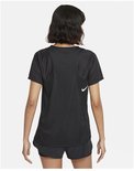 Achterkant van een zwart dames Nike sportshirt met een wit Nike logo op de rug.