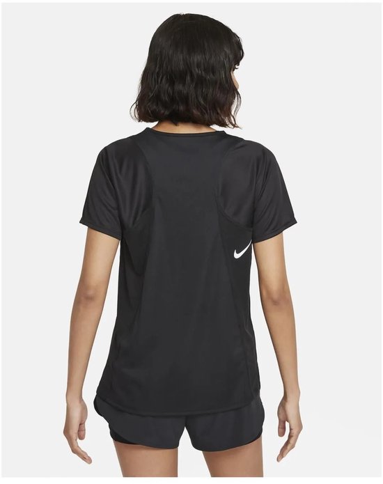 Achterkant van een zwart dames Nike sportshirt met een wit Nike logo op de rug.