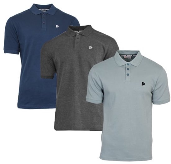 Trois polos bleu marine, gris et gris clair, à manches courtes et avec des logos.