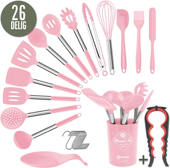 Een set van 26 roze keukengerei, inclusief houder, opener en ophanghaken. Met COOCK logo.