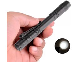 TLVX Militaire Mini Zaklamp LED 600 Lumen – Sterke Aluminium Zaklamp Pen 13cm – Waterdicht – Scouting – Bos – Camping – Vakantie – Survivallen – Veiligheid – Noodpakket licht – Compact Broekzak lamp – Kleding Clip - Noodverlichting