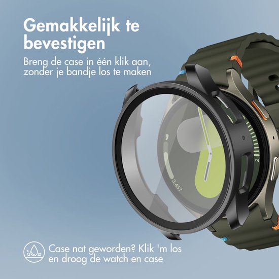 Zwarte smartwatch case met groene band. 'Gemakkelijk te bevestigen', klikt erop zonder band los te maken.