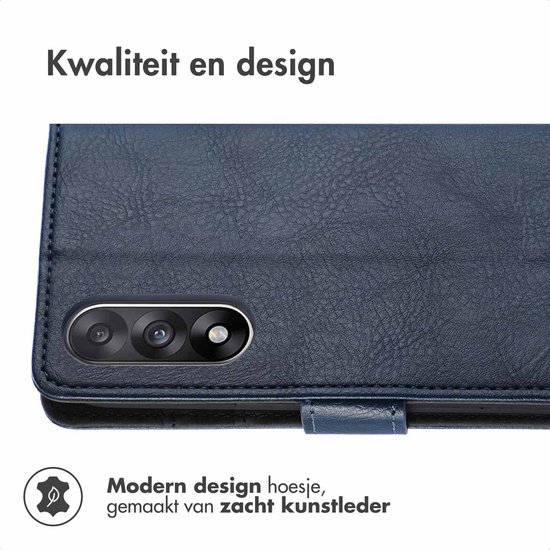 Gedetailleerde close-up van een donkerblauw kunstleren telefoonhoesje met camera-uitsparing. "Kwaliteit en design" staat in beeld.