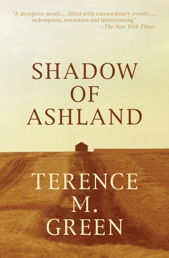 Couverture de livre avec le titre 'Shadow of Ashland' en grandes lettres. En arrière-plan, un champ avec une petite maison.