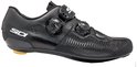Zwarte Sidi raceschoen met carbon look, klittenbandsluiting en twee Boa-sluitingen.