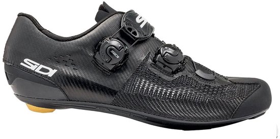 Zwarte Sidi raceschoen met carbon look, klittenbandsluiting en twee Boa-sluitingen.