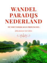 Boekcover: Wandelparadijs Nederland, met rode tekst op witte achtergrond. Op de achtergrond een mistige rivier met groene oevers en een wandelpad.