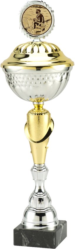 Vis trofee met gouden top, zilveren kelk, gouden sierstukken en marmeren voet.