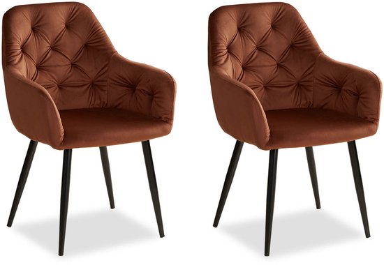 Deux chaises de salle à manger en velours marron avec accoudoirs et pieds noirs.