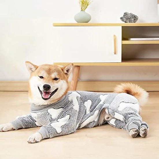 Grijze hondenpyjama met bottenprint, zachte fleece stof.