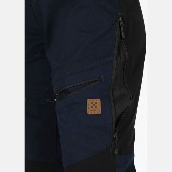 Donkerblauwe outdoorbroek met een "X-TRAIL" logo, schuine steekzak met rits en een ventilatieritssluiting aan de zijkant.
