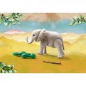 Grijze Playmobil babyolifant met tak en groen struikgewas op een speelgoedverpakking.