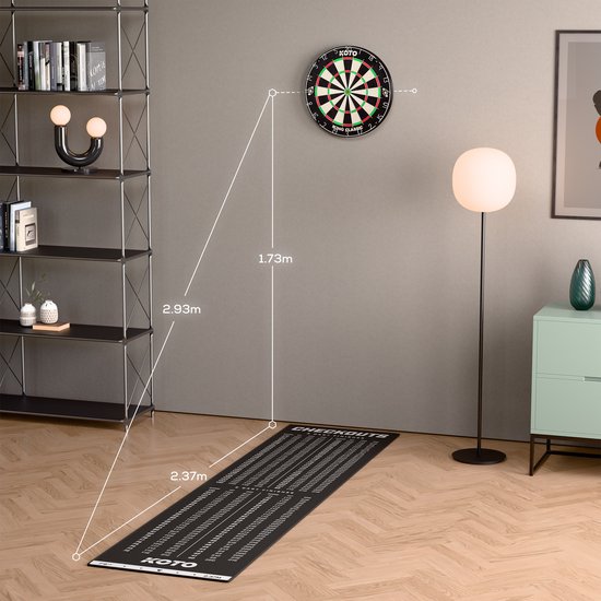 KOTO dartbord hangt aan een muur met afmetingen voor ophanging.