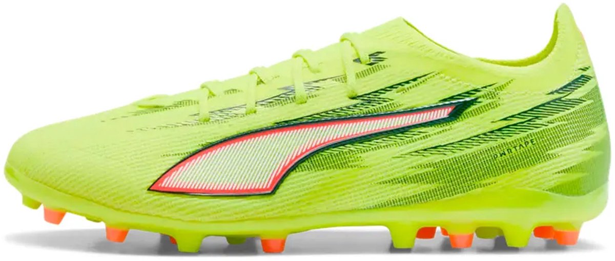 Puma Ultra 6 Pro MG voetbalschoenen in felgeel met mesh bovenwerk en stabiliserend PWRTAPE ondersteuningsframe.