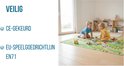 Kinderen spelen op een jungle speelmat in een lichte woonkamer. Tekst 'VEILIG' en 'CE-GOEDGEURD'.