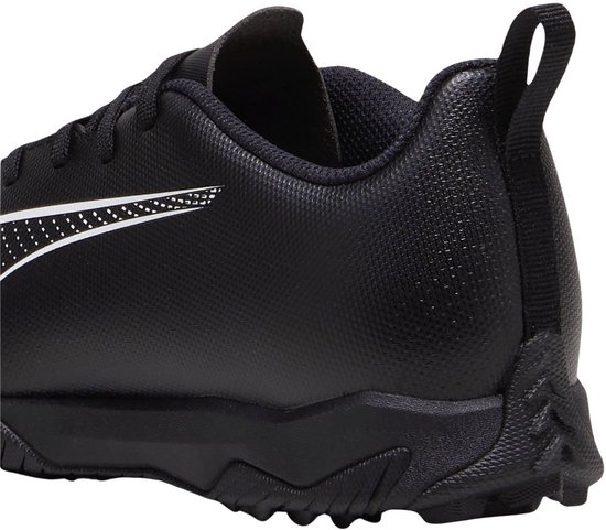 Détail du football noir Puma, talon avec boucle de tirage et semelle extérieure adhérente