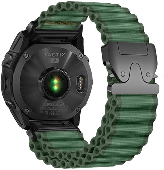 Achterkant van zwart Garmin Tactix 7 horloge met groen, geribbeld nylon bandje. Bevat "TACTIX 7", hartslagsensor en "SAPPHIRE".