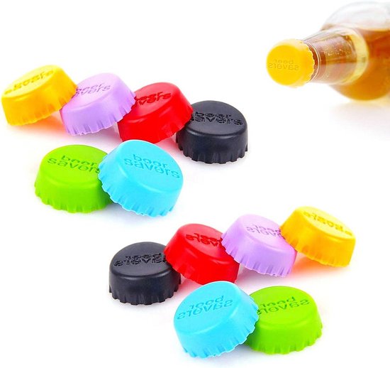 Twaalf bierfles dopjes in geel, paars, rood, zwart, lichtblauw en groen. Eén dopje op een fles.