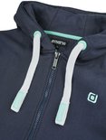 Detail van de capuchon, kraag en veters van een donkergrijze sweater.