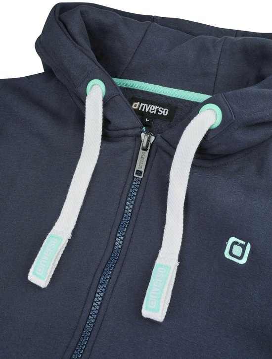 Detail van de capuchon, kraag en veters van een donkergrijze sweater.