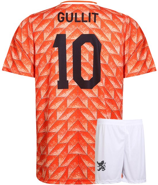 Oranje voetbaltenue met patroon: shirt met "GULLIT 10" en wit broekje met leeuw.