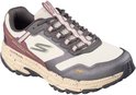 Zijwaarts profiel van een naturel Skechers trailschoen met grijze, bordeauxrode en beige details.